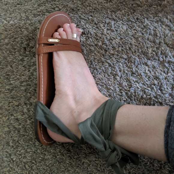 temp sale price..Abercrombie and Fitch shoes - Picture 3 of 6